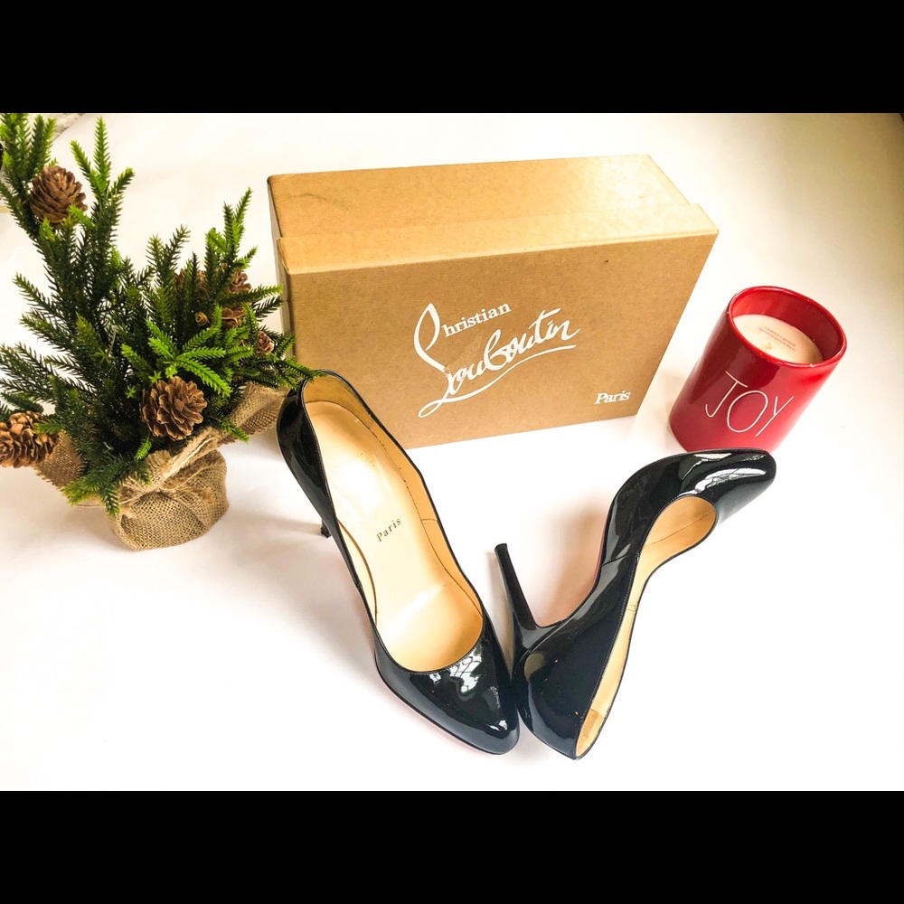 CHRISTIAN LOUBOUTIN BLACK PATENT LEATHER PUMP!